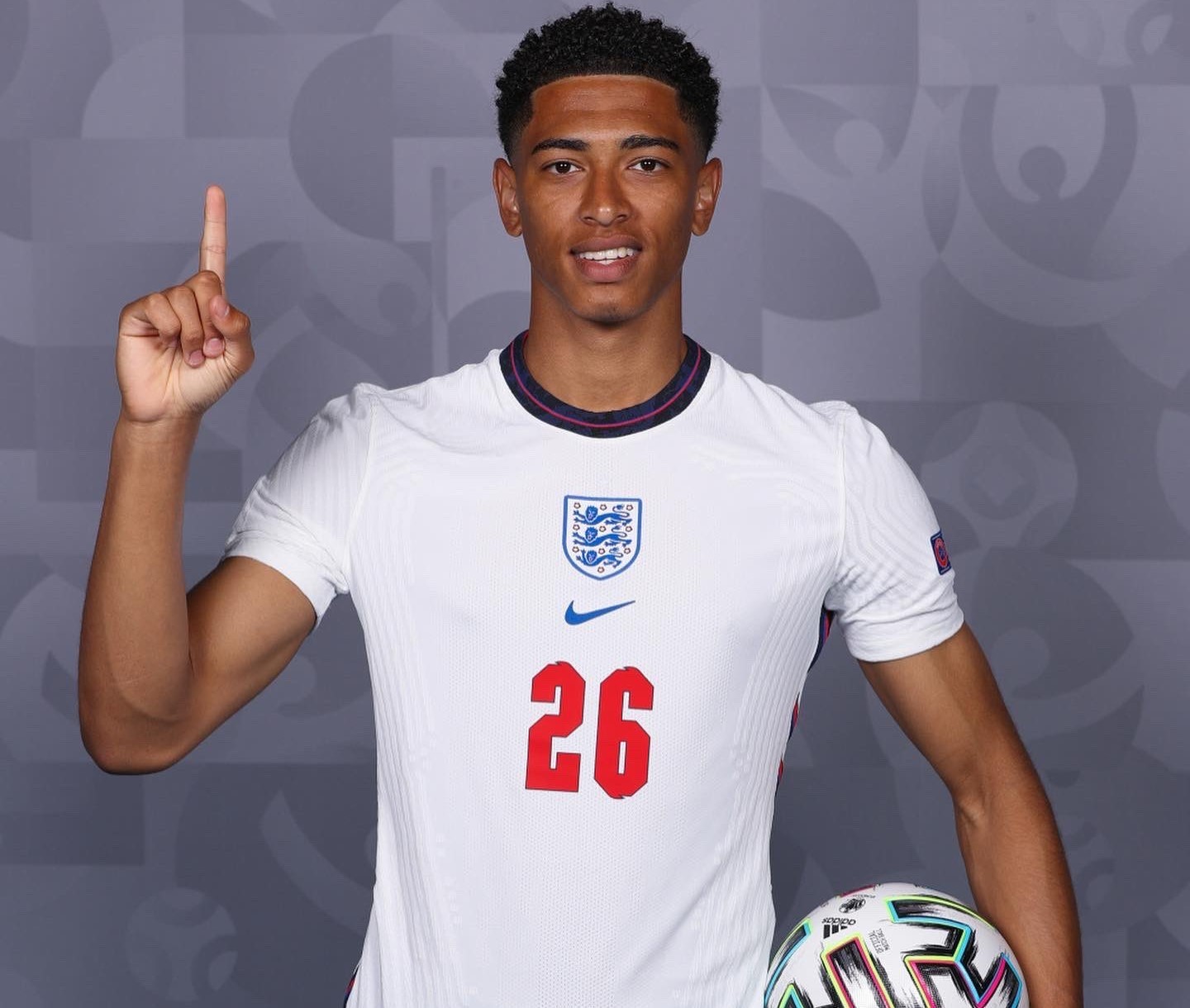 足球国足热身赛对手确定，或迎硬仗考验（国足热身赛对手敲定，硬仗考验在即）