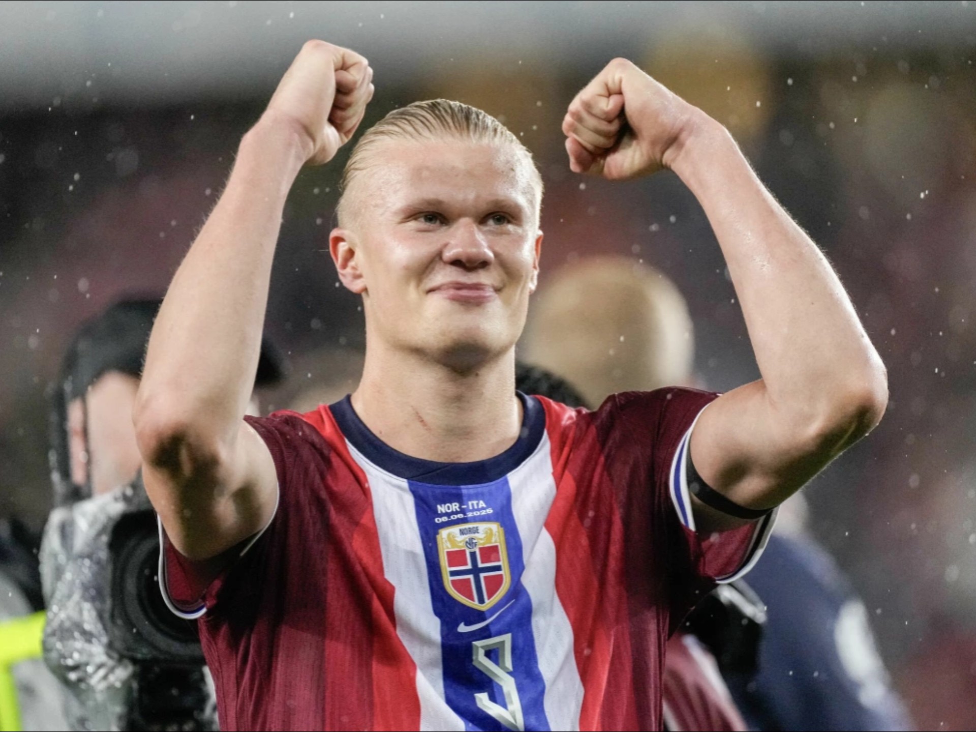 红魔内战？苏格兰丹麦生死战，3名曼联背景球员破门闪耀全场（红魔同室操戈？苏格兰对阵丹麦生死局，三位曼联背景球员先后破门抢尽风头）