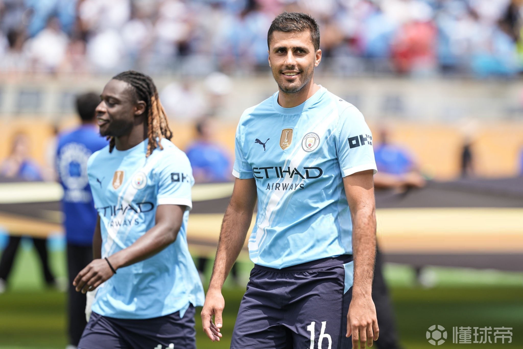 法媒：登贝莱已抵达多哈备战洲际杯，马尤鲁病毒感染稍后归队（法媒：登贝莱已赴多哈备战洲际杯，马尤鲁因病毒感染将稍后合流）