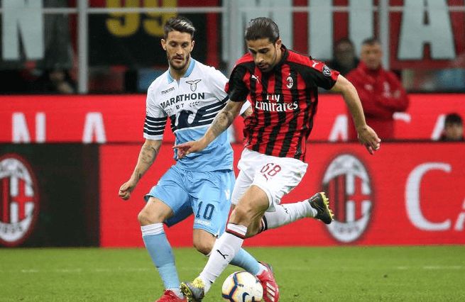 随着AC米兰3-2大逆转，意甲最新积分榜出炉：榜首易主+前三重洗牌（AC米兰3-2逆转取胜，意甲积分榜刷新：榜首易位，前三格局重组）