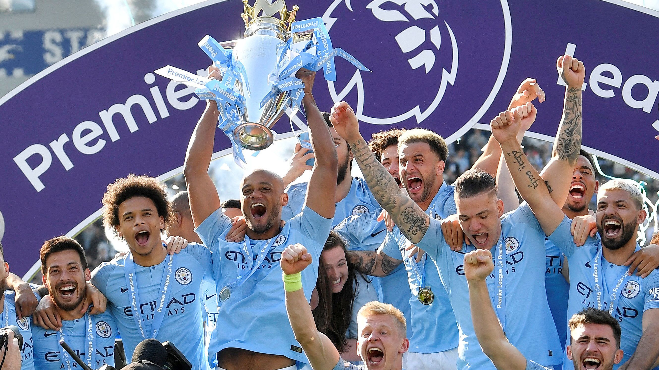 梅西获美职联MVP并率队首夺总冠军，雨中致歉开幕式取消