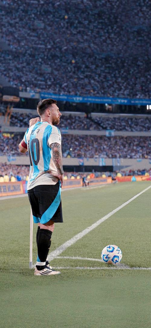 拜仁CEO：我希望续约于帕梅卡诺，卡尔为青训球员树立榜样（拜仁高层：希望续签于帕梅卡诺，卡尔是青训球员的楷模）