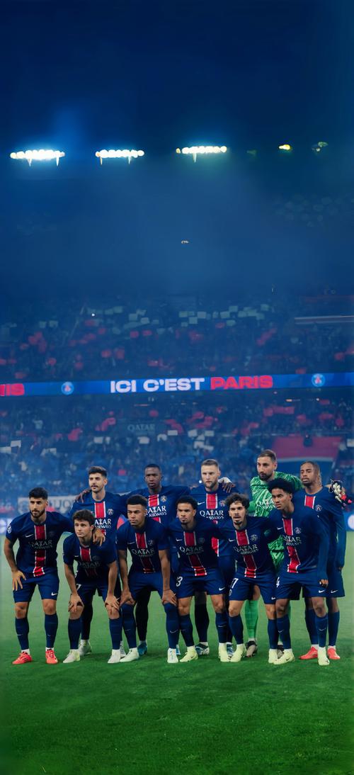 阿斯顿维拉在埃梅里带领下强势冲击英超争冠，与阿森纳激烈争夺榜首。（埃梅里率维拉强势冲冠，与阿森纳鏖战英超榜首）